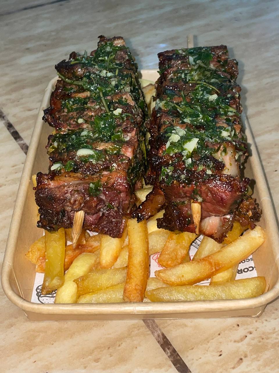 Brocheta con Papas Fritas